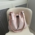 Leichte rosa Nylon-Beuteltasche mit Kordelzug, Fronttaschen und breitem Schultergurt - Rosa