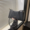 Bolso baguette negro minimalista con texto Fashion dorado sobre cuero mate elegante - Negro