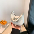 Weiße Glitzer-Mini-Tasche mit Perlenhandgriff und silbernem Schleifen-Detail - Weiß