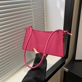 Bolso bandolera rosa fucsia minimalista con estampado Fashion dorado y correa anudada - rosa intenso