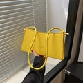 Bolso baguette amarillo caramelo minimalista con letras de moda y tirantes finos - Amarillo