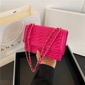 Magenta gewatteerde crossbodytas met klassiek V-vormig stikselpatroon en gouden ketting - Rozerood
