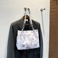 Weiße Tragetasche mit Schmetterlingsdruck, Silberkette und feinem Schultergurt - Blau