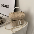Stroh-Handtasche mit grüner Blumenstickerei und weißen Ledergriffen in edlem Ambiente - Weiß
