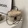 Beige Stroh-Beuteltasche mit Blumenstickerei und goldener Ketten-Schulterriemen - Schwarz