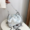 Sac seau en satin bleu clair avec broderie papillon et poignée en perles claires - Bleu