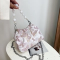 Sac seau en satin blanc avec broderie papillon rose et poignée en perles blanches - Rose