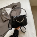 Schwarze matte Handtasche mit großem geprägtem Herz und silberner Kugelkette - Schwarz