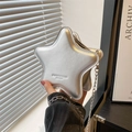 Silberne sternförmige Leder-Umhängetasche mit Metallic-Finish und schicker Kette - Silber