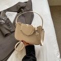 Schicke beige Umhängetasche mit 3D-Herzdesign und silberner Perlenkettendetail - Gebrochenes Weiß
