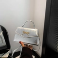 Mini zilveren metallic tas met gouden kettingstrik en een slanke, glanzende schouderband - Zilver