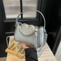 Silberne Metallic-Handtasche mit Herzdekor und Perlenkette als Umhängetasche - Silber