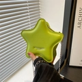 Sac bandoulière vert fluo en forme d'étoile avec chaîne argentée style Y2K - Vert