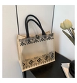 Detail der ethnischen Jute-Tasche mit klarem PVC-Einsatz und schwarzem geometrischem Muster - Muster 4 (Ethno Geometrisch)