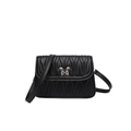 Bolso de hombro acolchado negro con pliegues y un cierre de mariposa metálica plateada - Negro