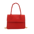 Rote Mini-Handtasche mit eleganter Litschistruktur, Goldkette und praktischem Tragegriff - Rot