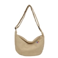 Borsa a tracolla a mezzaluna in velluto a coste beige con ciondolo a orsetto colorato - Cachi