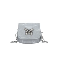 Mini borsa a sella argento con trama increspata, chiusura a farfalla e tracolla a catena - Argento