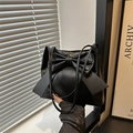 Grande borsa a spalla nera con un elegante fiocco decorativo e manici lunghi e sottili - Nero