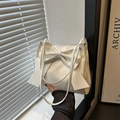 Borsa tote bianca minimalista in pelle PU con un grande fiocco e spalline sottili - Bianco