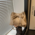 Elegante borsa tote beige con un grande fiocco e sottili tracolle a spalla - Cachi