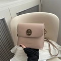 Umhängetasche in Apricot aus PU-Leder mit einem Vintage-Metallemblem-Detail - Khaki