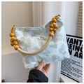 Hellblaue Stofftasche mit goldener Schmetterlingsstickerei und Holzperlen-Tragegriffen - Blau (Schmetterlingsstickerei)
