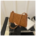 Detalle del bolso de hombro marrón acolchado con rombos y correa con nudos decorativos - Marrón