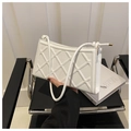 Detalle del bolso baguette de cuero blanco acolchado con elegante diseño de rombos - Blanco