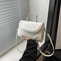 Minimalistische witte PU-leren crossbodytas met handvat en modieuze tekstbelettering - Wit