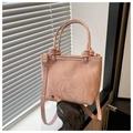 Detalle de bolso rosa con textura de mármol en cuero y correa de hombro ajustable - Rosa