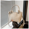 Detalle del bolso cubo blanco crema con textura de mármol y asas con nudos decorativos - Blanco