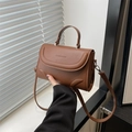 Bruine lederen crossbody handtas voor dames met enkel handvat en schouderriem - Bruin