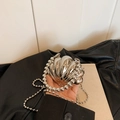 Elegante borsa a tracolla argento a forma di conchiglia con finitura a specchio e catena a sfere - Argento
