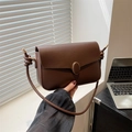 Sac à bandoulière minimaliste en cuir marron foncé avec bandoulière nouée et embouts métal - Marron