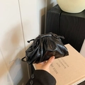 Schicke schwarze gefaltete Cloud-Bag mit Glanzeffekt und schmalem Schultergurt - Schwarz