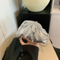 Metallisch silberne Cloud-Tasche mit minimalistischen Falten und einem schmalen Gurt - Silber