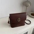 Sac à bandoulière carré en cuir marron foncé élégant avec emblème vintage et bandoulière - Marron