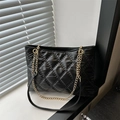 Borsa tote trapuntata nera in pelle sintetica con motivo a rombi e catena dorata - Nero