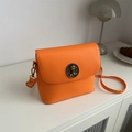 Sac bandoulière chic en similicuir orange avec badge vintage et logo fanyissa doré - Orange