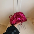 Metallisch magentafarbene Plissee-Tasche mit feinem Umhängegurt für einen trendigen Look - Rosenrosa