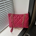 Borsa tote trapuntata rosso rosa con manici a catena dorata e ampia capienza - rosa acceso