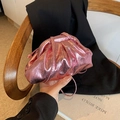 Sac à main plissé rose métallique avec fine bandoulière et design de nuage - Rose