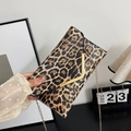 Borsa a busta leopardata da donna con bordo a V dorato e tracolla a catena - Marrone Giallastro