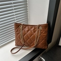 Borsa tote trapuntata marrone con catena dorata e finitura in ecopelle lucida - Marrone
