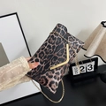 Pochette a busta leopardata con fibbia a V dorata e tracolla a catena dorata elegante - Marrone