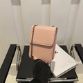 Petit sac à bandoulière rose pour téléphone avec chaîne en métal noir et rabat - Rose
