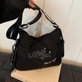 Borsa a tracolla in nylon nero con ricamo Michigan e tracolla larga regolabile - Nero