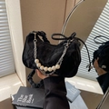 Dettaglio della borsa a spalla in velluto nero con perle bianche e catena argento - Nero