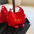 Grande borsa rossa in nylon con ricamo giallo e fiocco su superficie a specchio - Rosso
